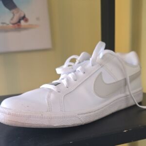 White Nike Sneaker Sz 9 Womens